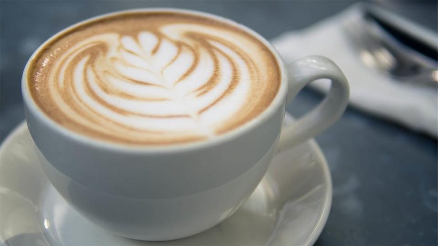 Café sendo servido no balcão da lanchonete