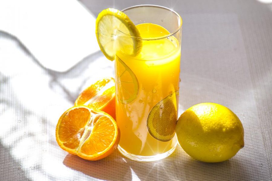 Sucos naturais sendo preparados no liquidificador